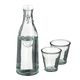 vattenkaraff med dricksglas i &aring;tervunnet glas