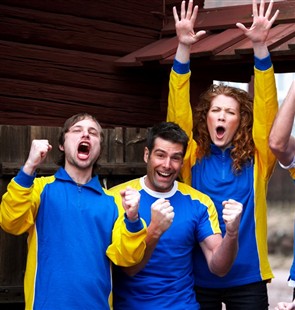 t-shirt team med kontrast med tryck eller brodyr